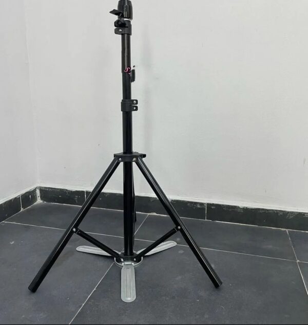 Medium size wig tripod